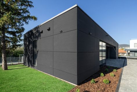 EQUITONE [lines] brings dimensionality to a building’s facade and displays a bold linear pattern that highlights the raw inner texture of the core fibre cement material.