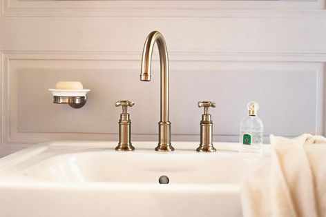 The fittings in the Montreux collection are offered in chrome or brushed nickel.
